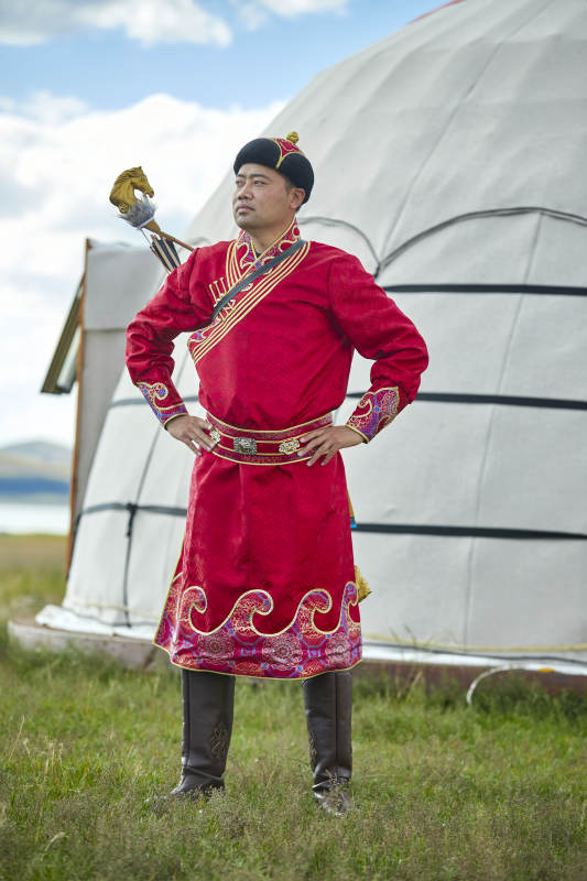 蒙古包前身穿蒙古族饰手持弓箭的蒙族汉子图片