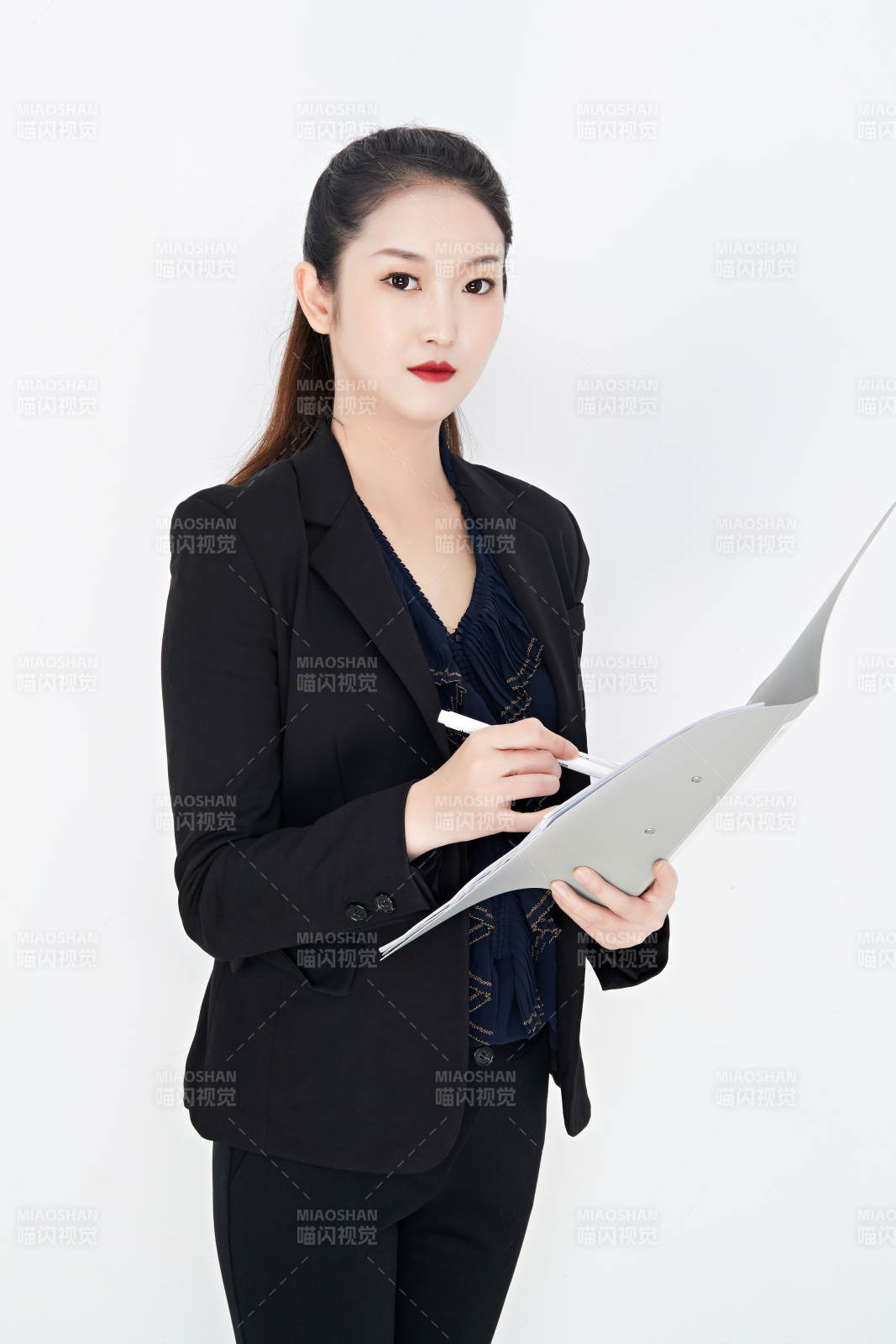 白色背景下的美丽商务女性肖像图片