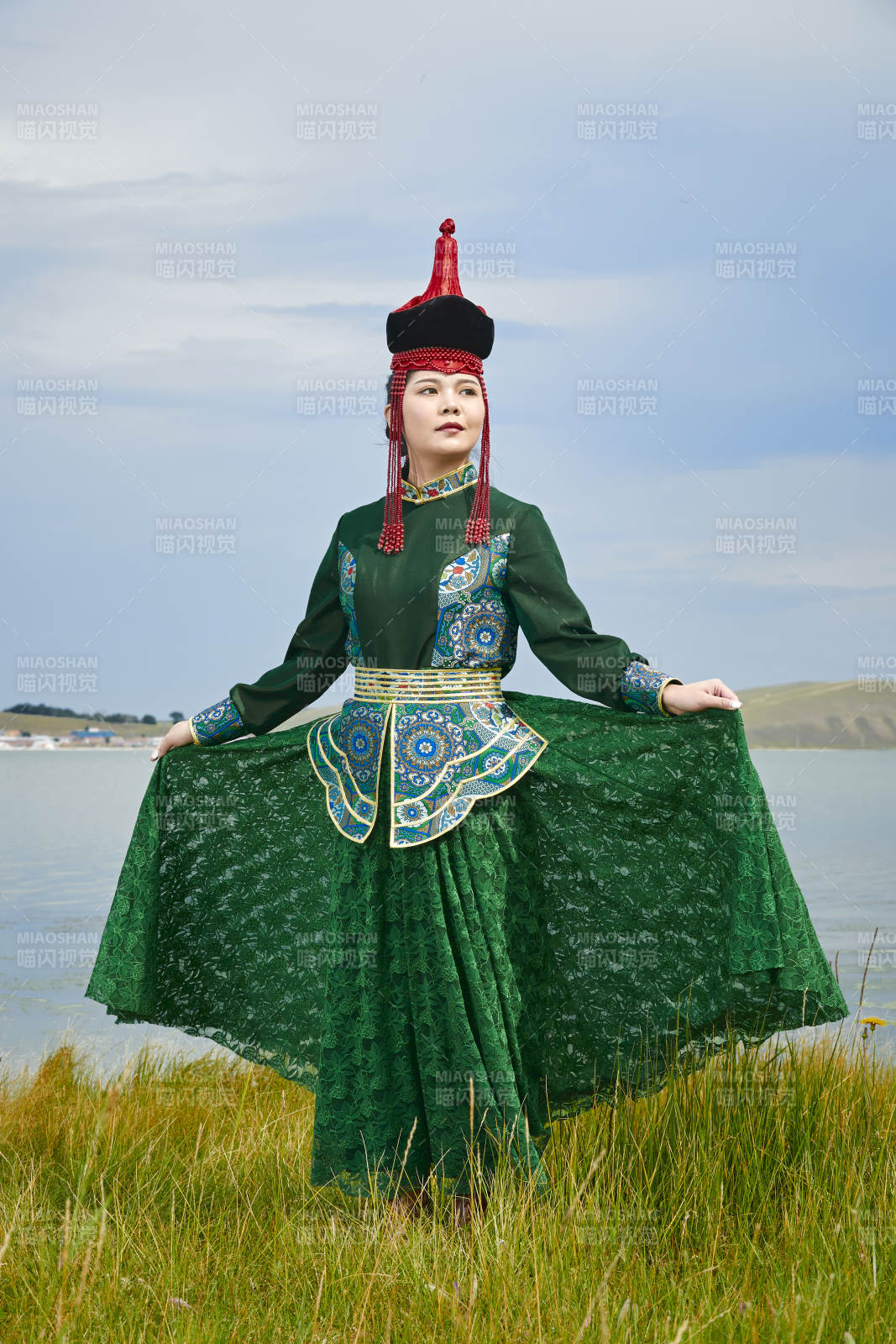 草原上身穿豪华蒙古族服饰的蒙族少女图片