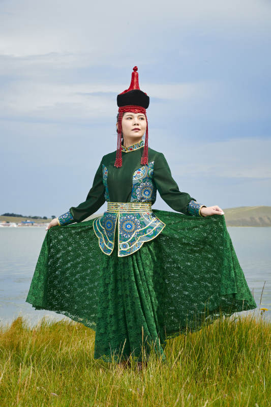 草原上身穿豪华蒙古族服饰的蒙族少女图片