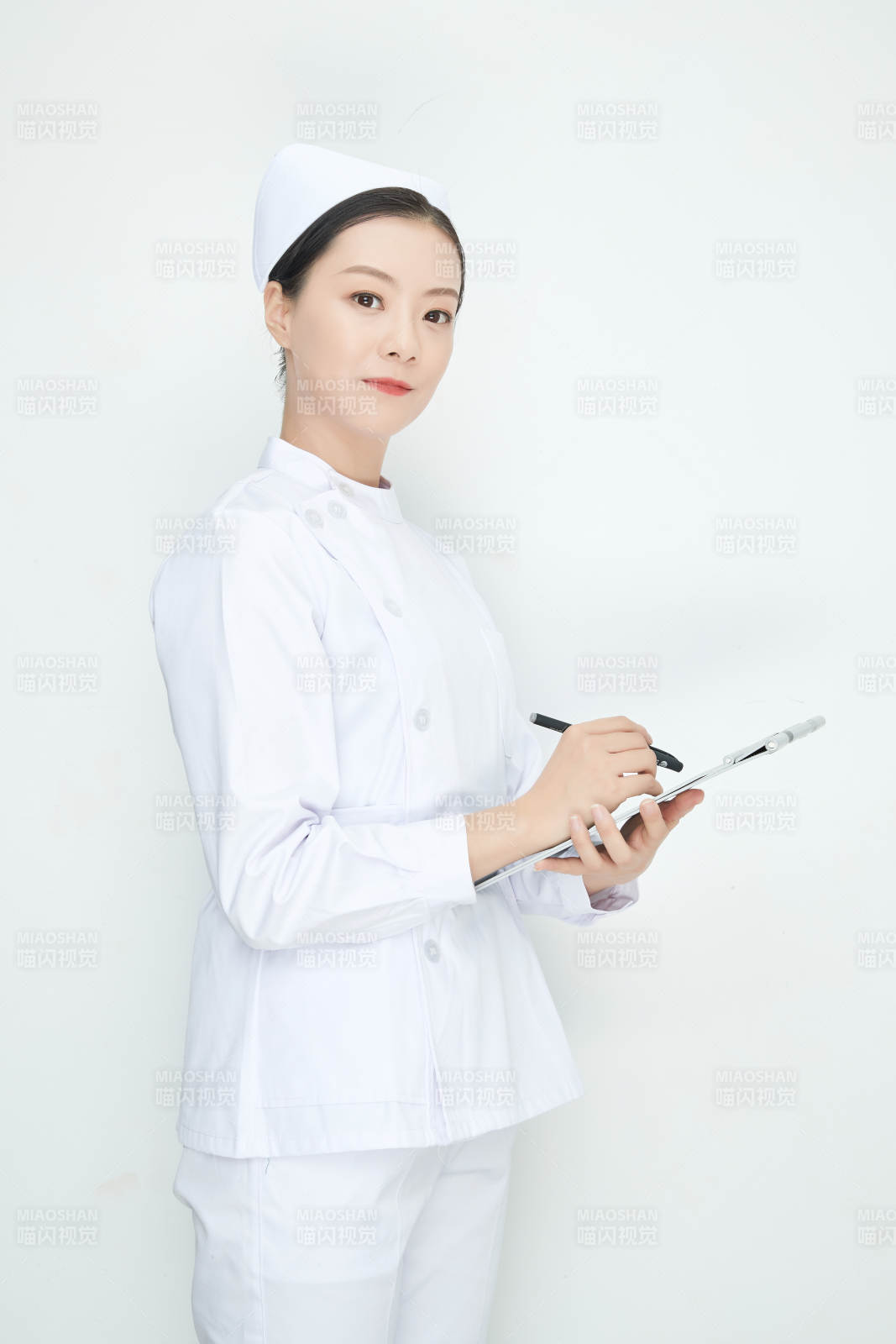 白背景里穿护士服手持病历夹的美女护士图片
