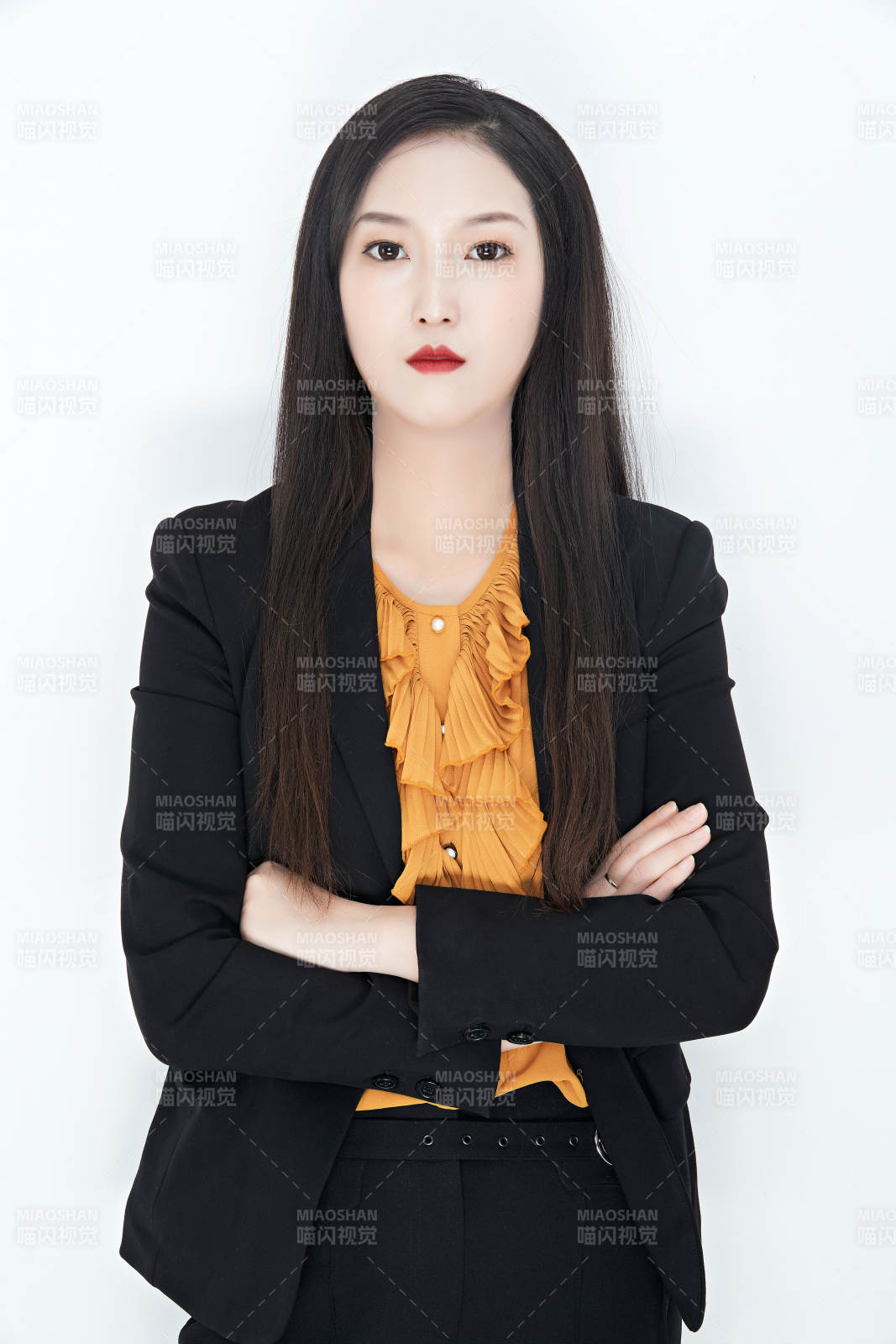 白色背景下的美丽商务女性肖像图片