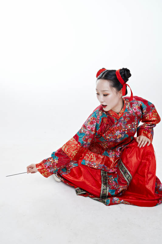 身穿中国传统服饰的青年女性图片