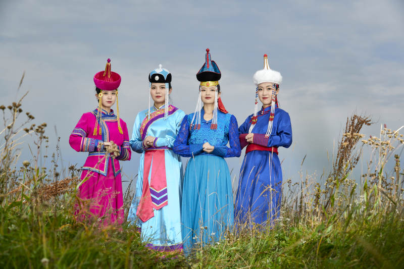 草原上穿着蒙古族传统服饰的年轻蒙族姐妹图片