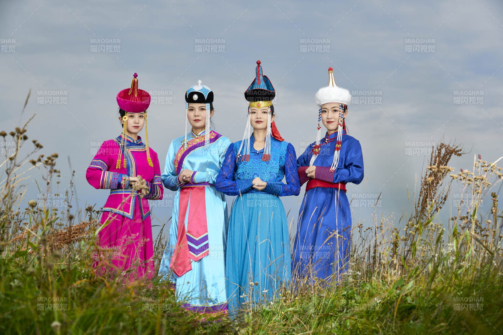 草原上穿着蒙古族传统服饰的年轻蒙族姐妹图片