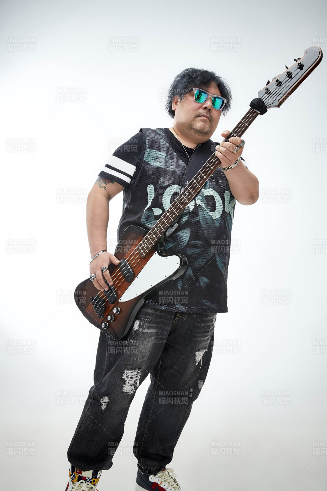 手持贝斯.低音吉他展示演奏的男性乐手人像图片