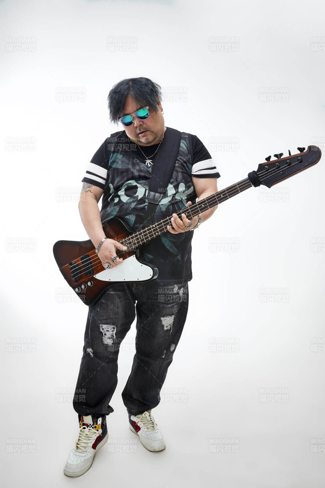 手持贝斯.低音吉他展示演奏的男性乐手人像图片