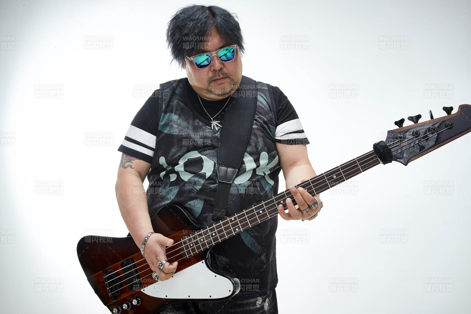 手持贝斯.低音吉他展示演奏的男性乐手人像图片