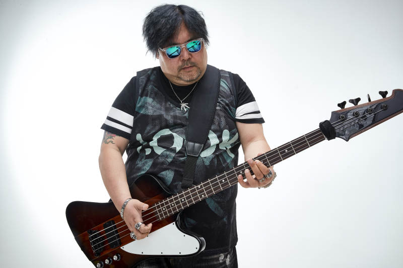 手持贝斯.低音吉他展示演奏的男性乐手人像图片