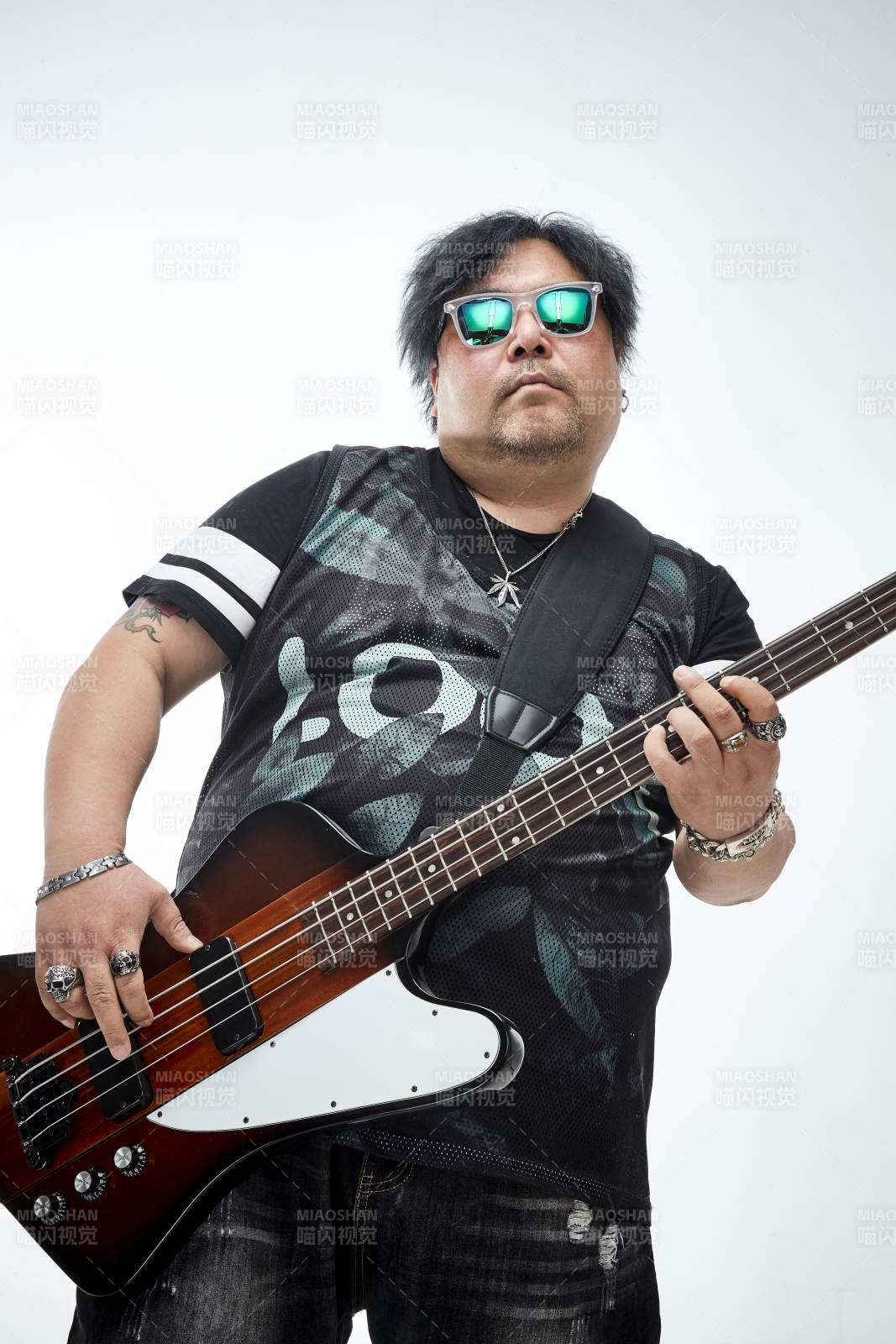 手持贝斯.低音吉他展示演奏的男性乐手人像图片