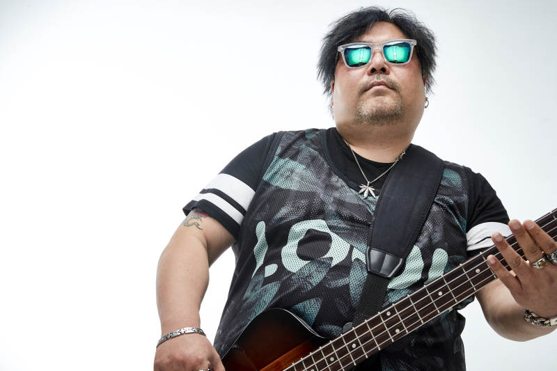 手持贝斯.低音吉他展示演奏的男性乐手人像图片