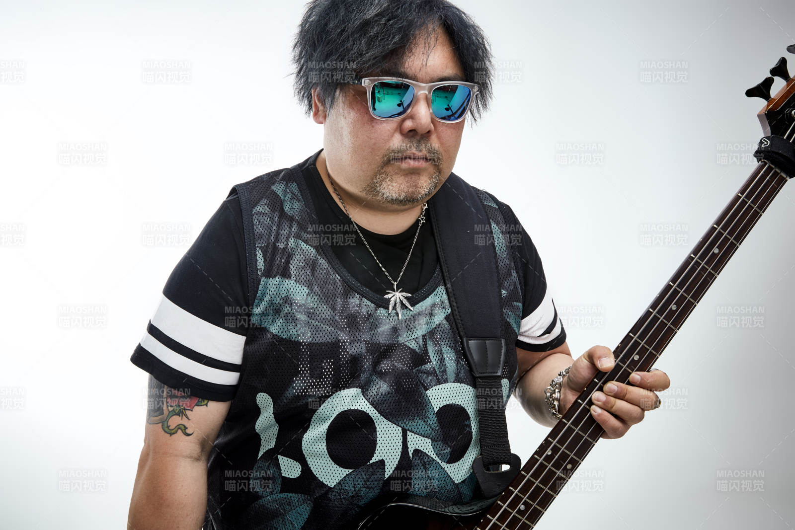 手持贝斯.低音吉他展示演奏的男性乐手人像图片