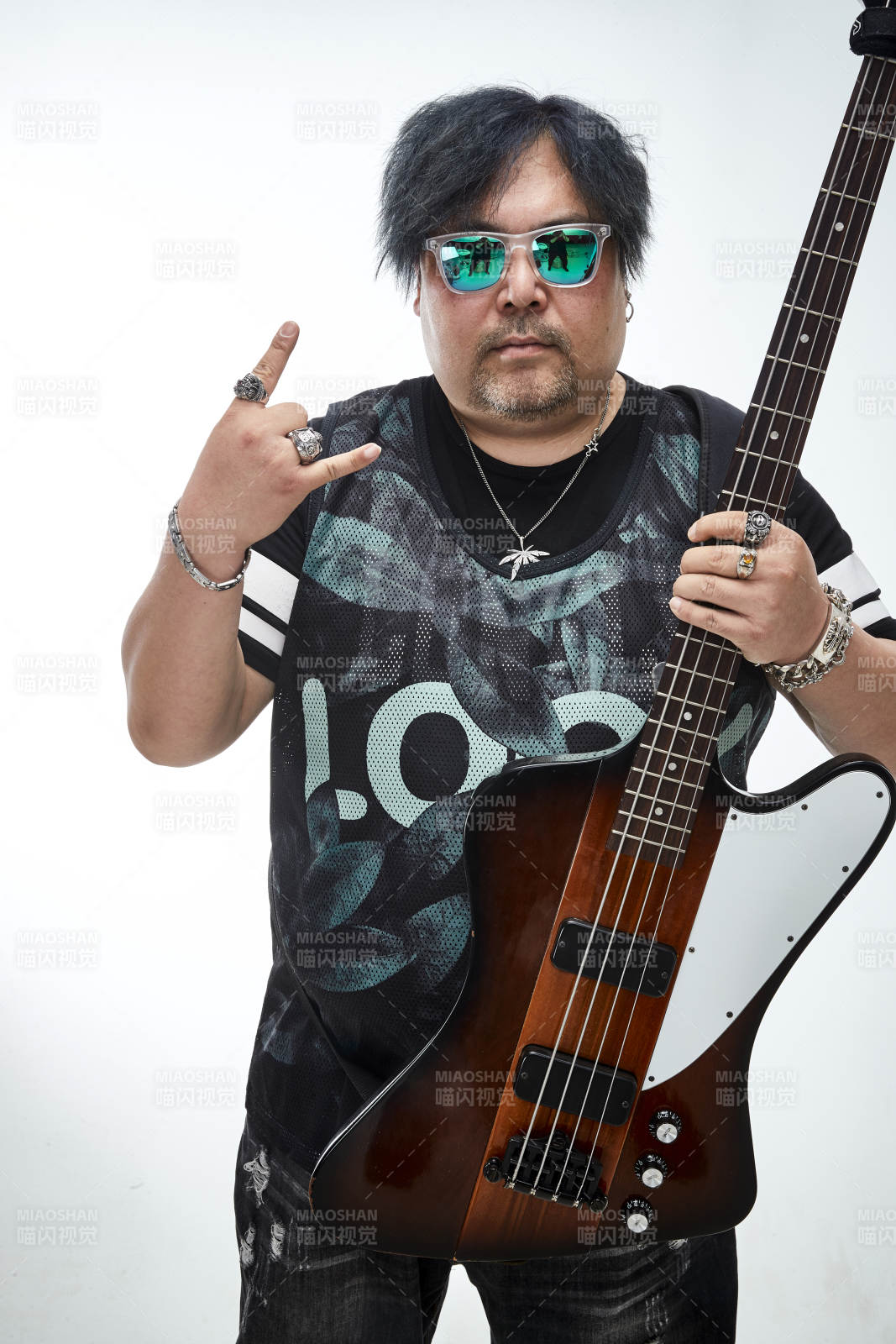 手持贝斯.低音吉他展示演奏的男性乐手人像图片