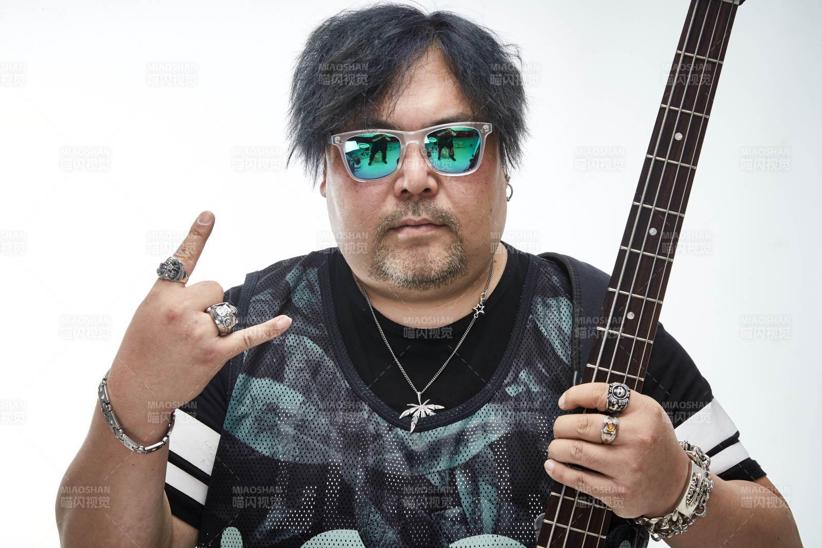 手持贝斯.低音吉他展示演奏的男性乐手人像图片