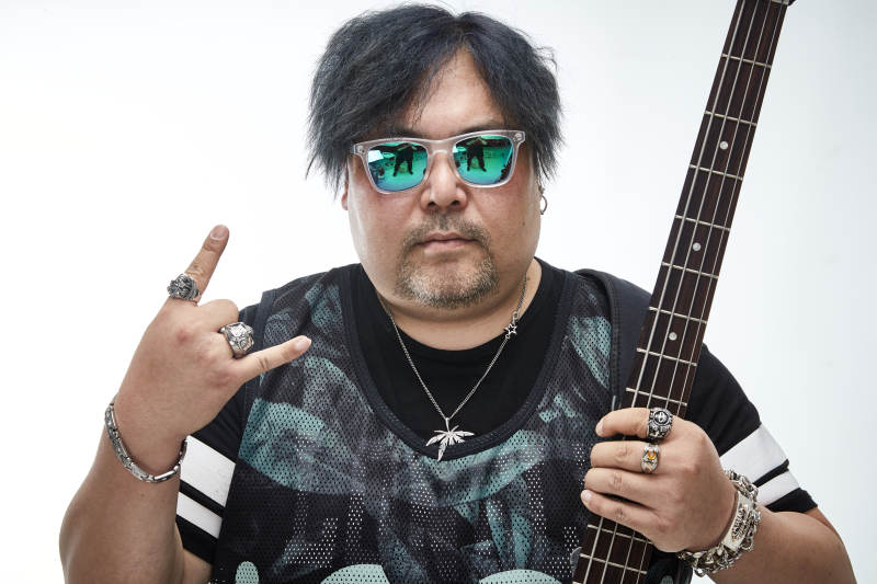 手持贝斯.低音吉他展示演奏的男性乐手人像图片