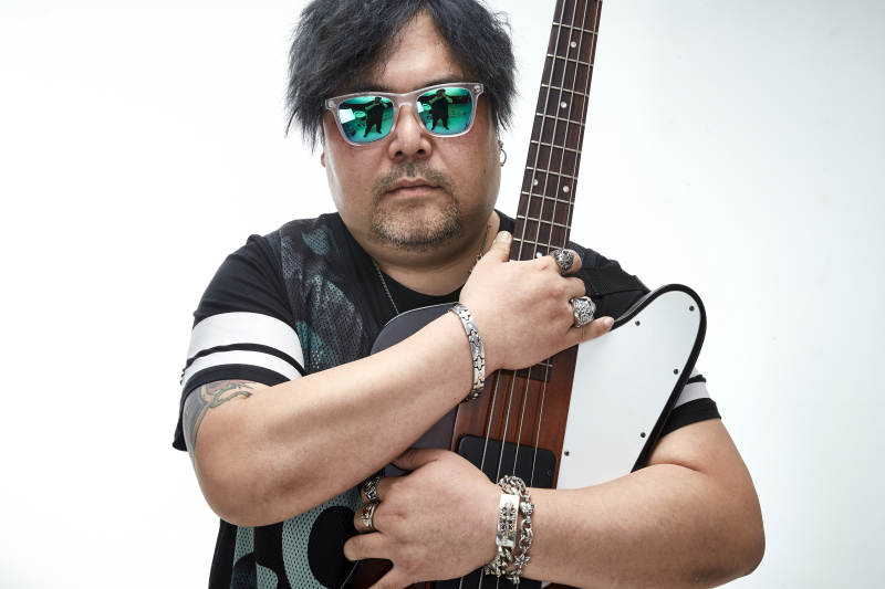 手持贝斯.低音吉他展示演奏的男性乐手人像图片