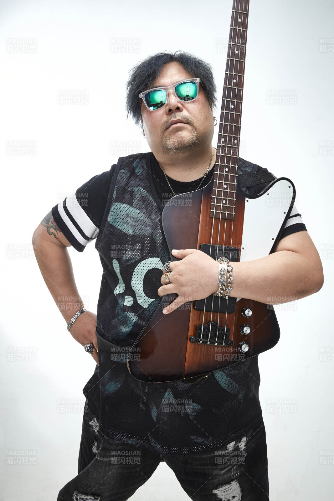 手持贝斯.低音吉他展示演奏的男性乐手人像图片