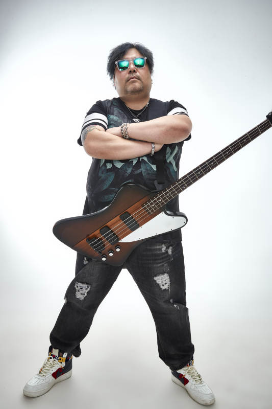 手持贝斯.低音吉他展示演奏的男性乐手人像图片