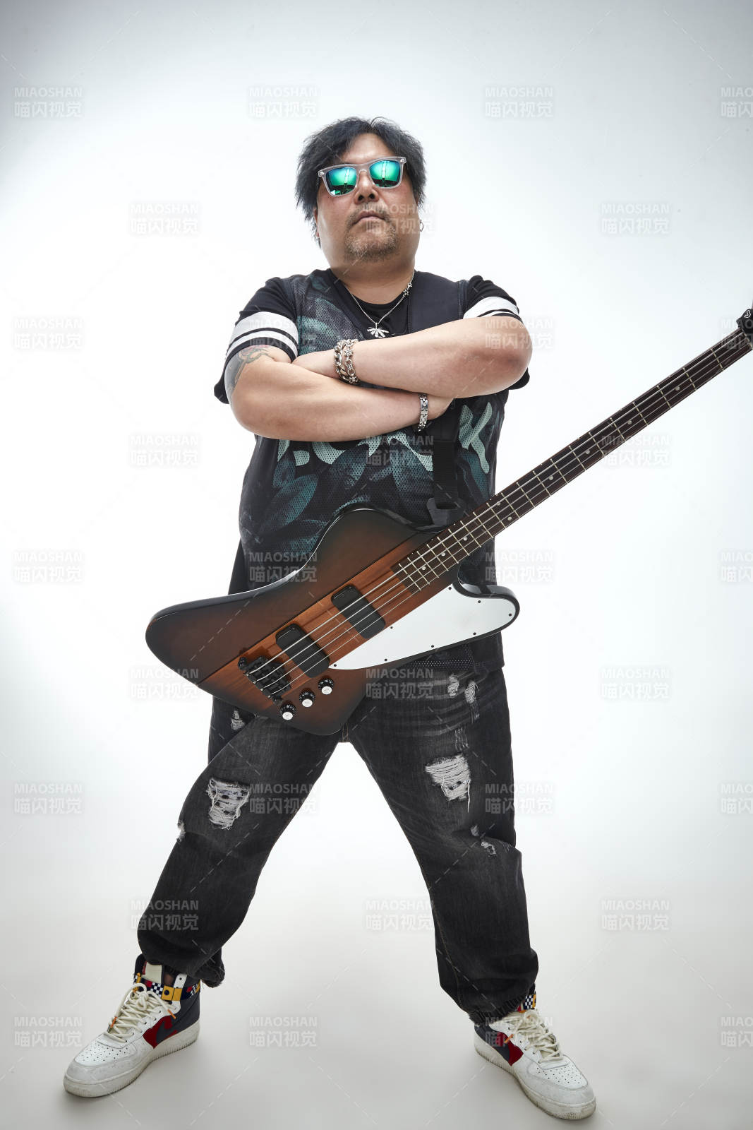 手持贝斯.低音吉他展示演奏的男性乐手人像图片