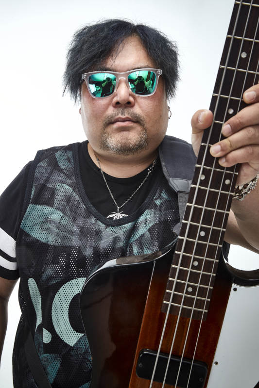 手持贝斯.低音吉他展示演奏的男性乐手人像图片