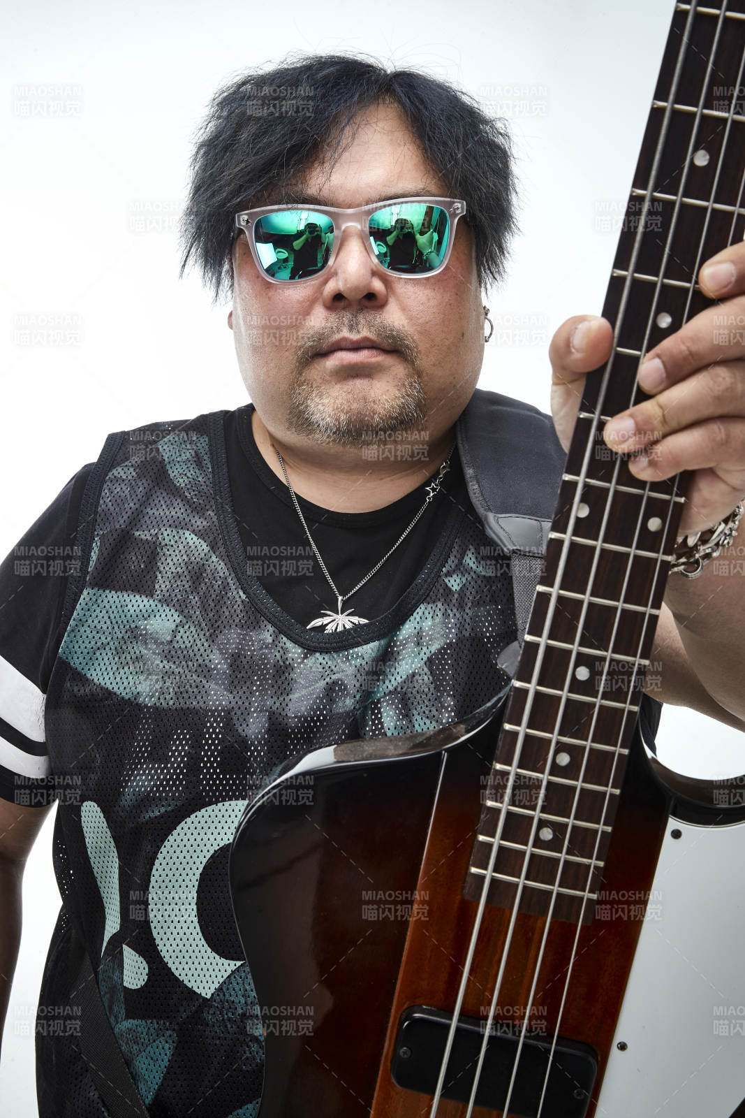 手持贝斯.低音吉他展示演奏的男性乐手人像图片