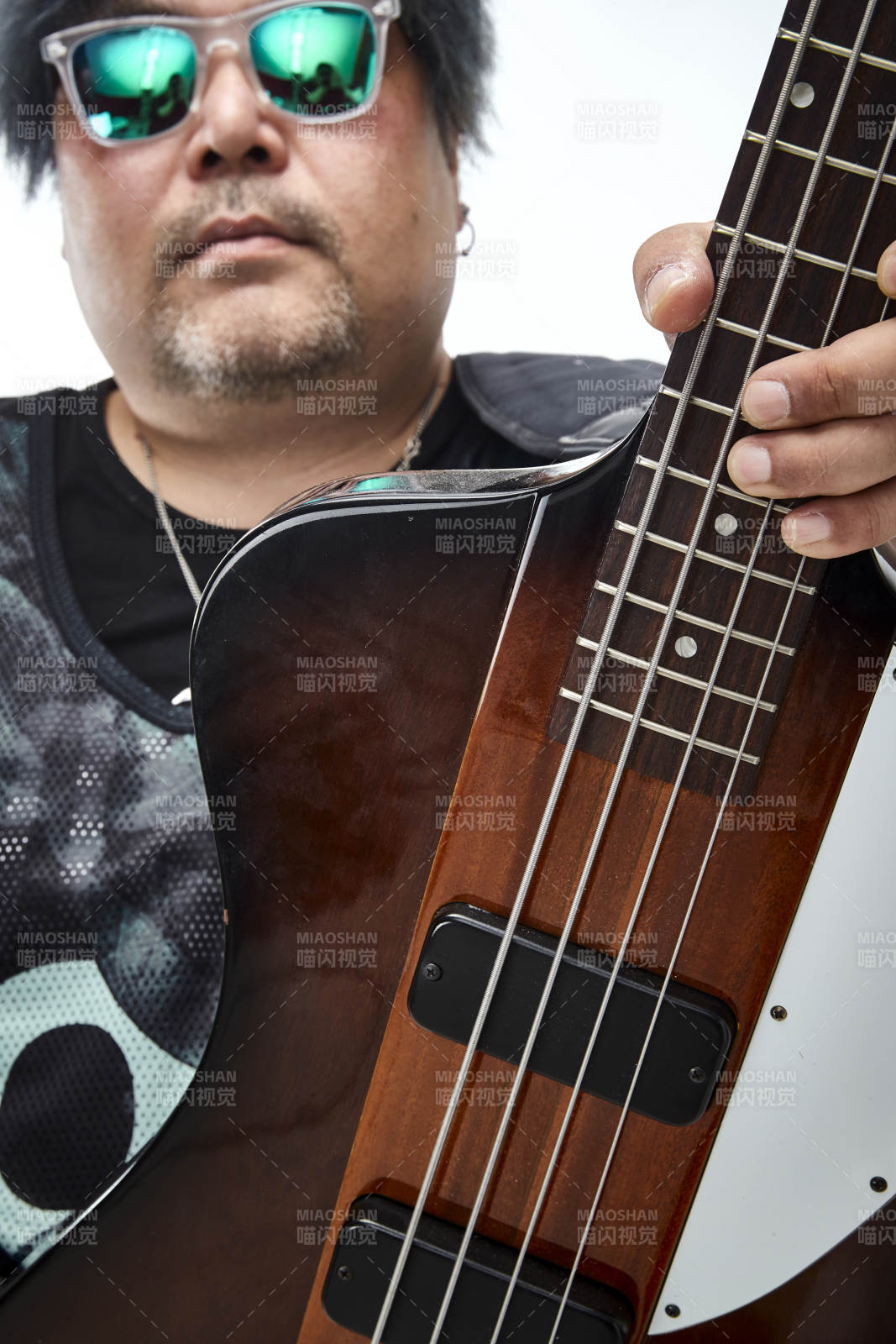 手持贝斯.低音吉他展示演奏的男性乐手人像图片