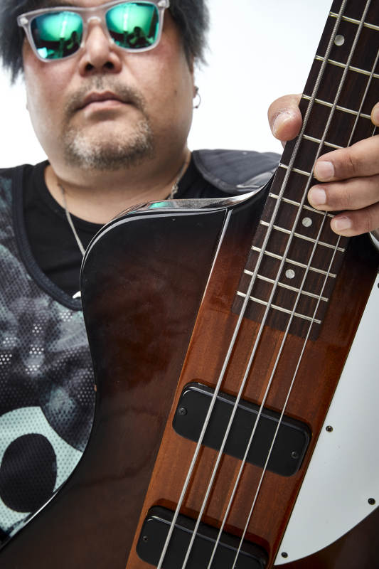 手持贝斯.低音吉他展示演奏的男性乐手人像图片