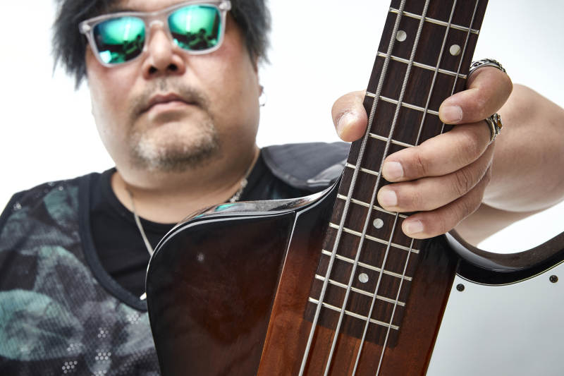 手持贝斯.低音吉他展示演奏的男性乐手人像图片