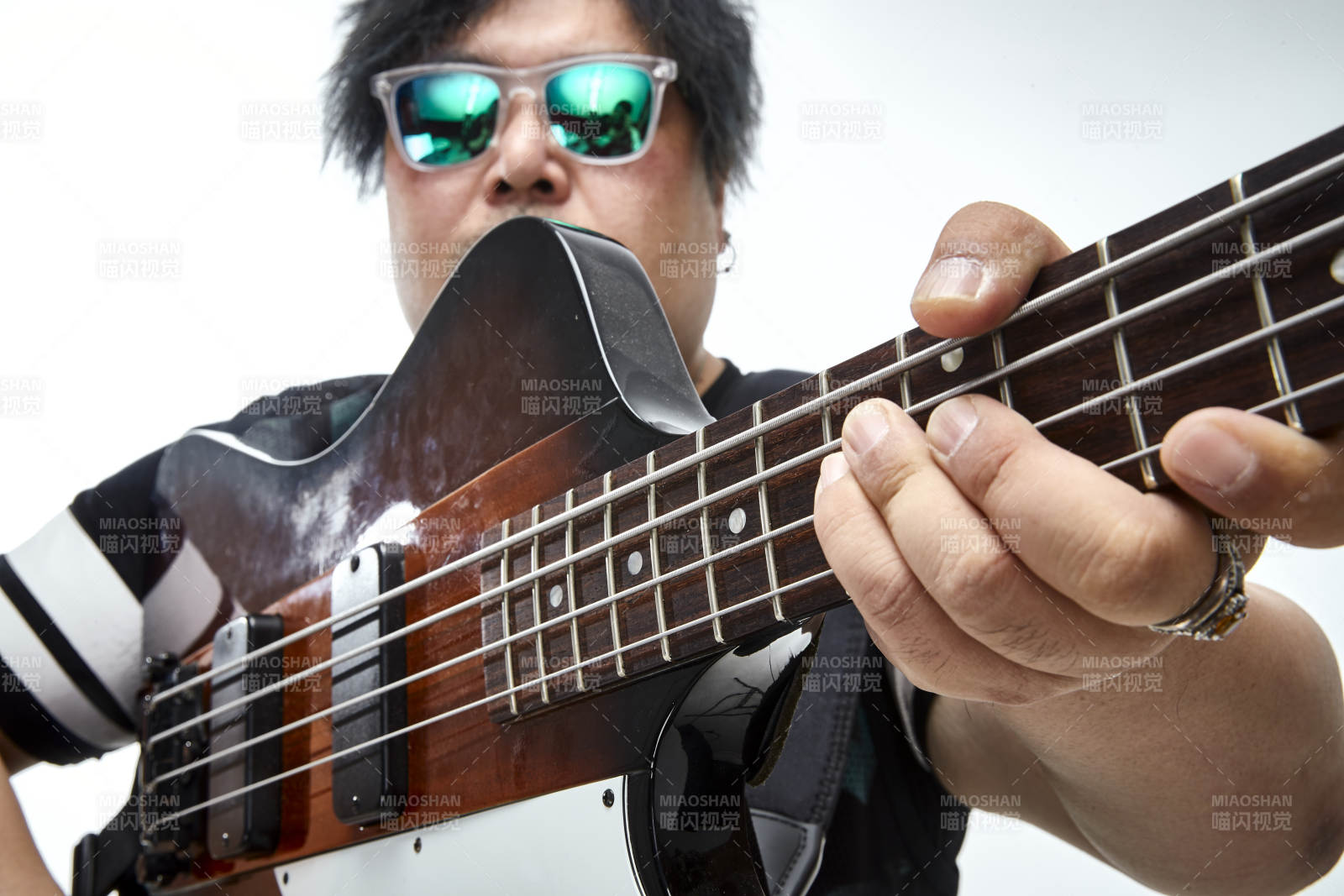 手持贝斯.低音吉他展示演奏的男性乐手人像图片