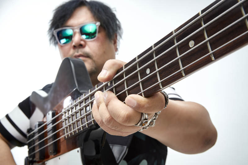 手持贝斯.低音吉他展示演奏的男性乐手人像图片