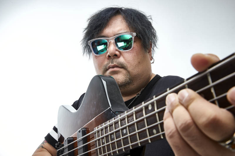 手持贝斯.低音吉他展示演奏的男性乐手人像图片