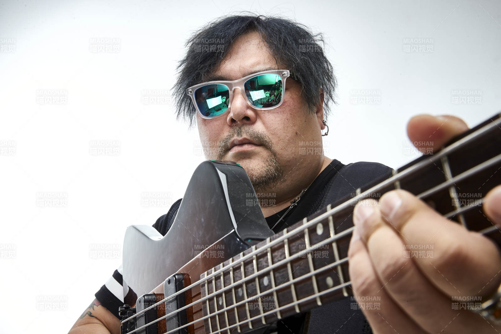 手持贝斯.低音吉他展示演奏的男性乐手人像图片