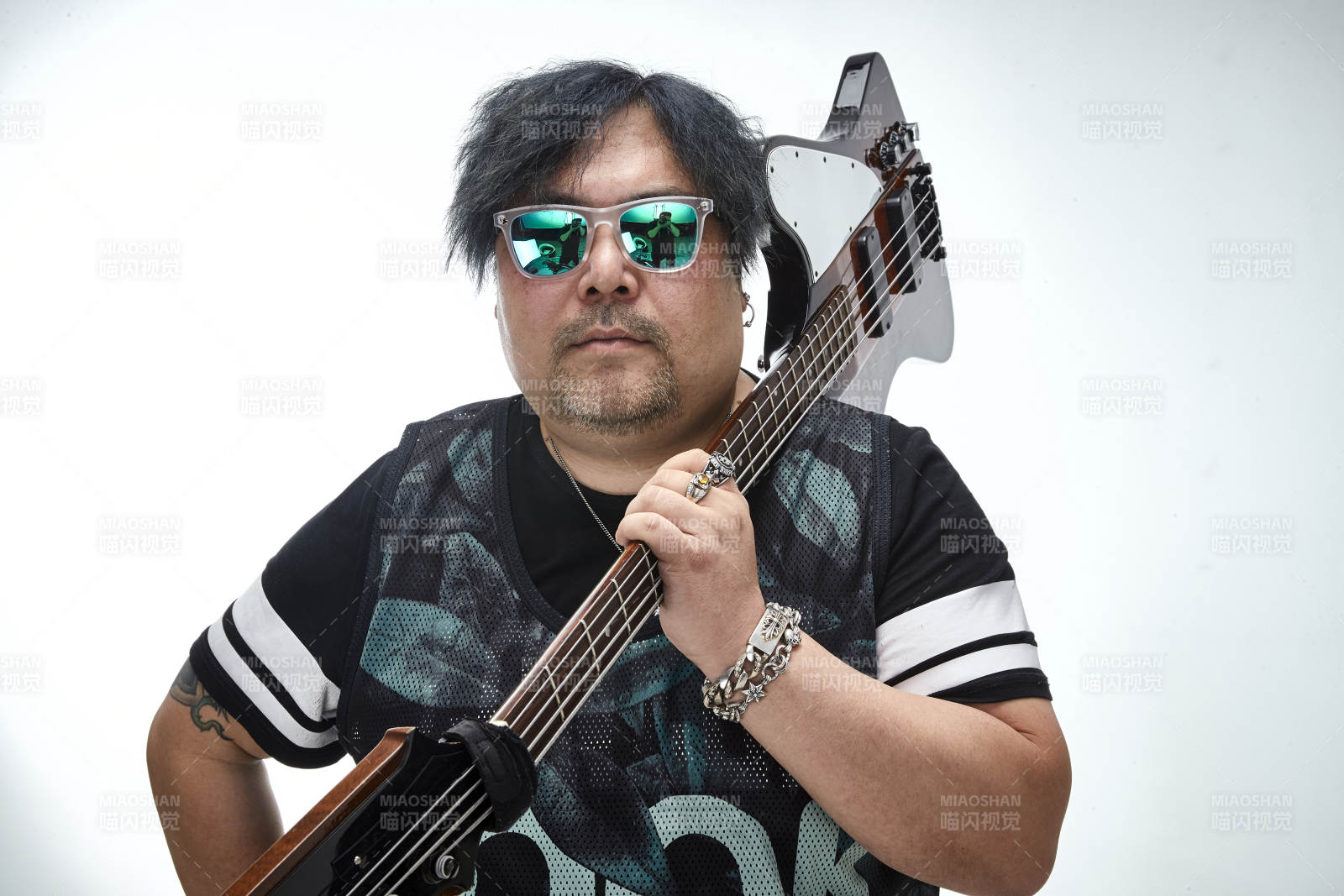 手持贝斯.低音吉他展示演奏的男性乐手人像图片