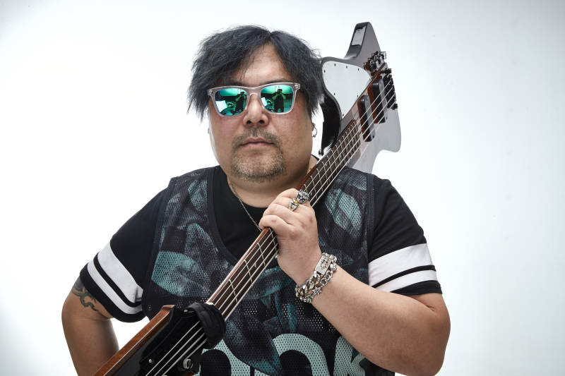 手持贝斯.低音吉他展示演奏的男性乐手人像图片