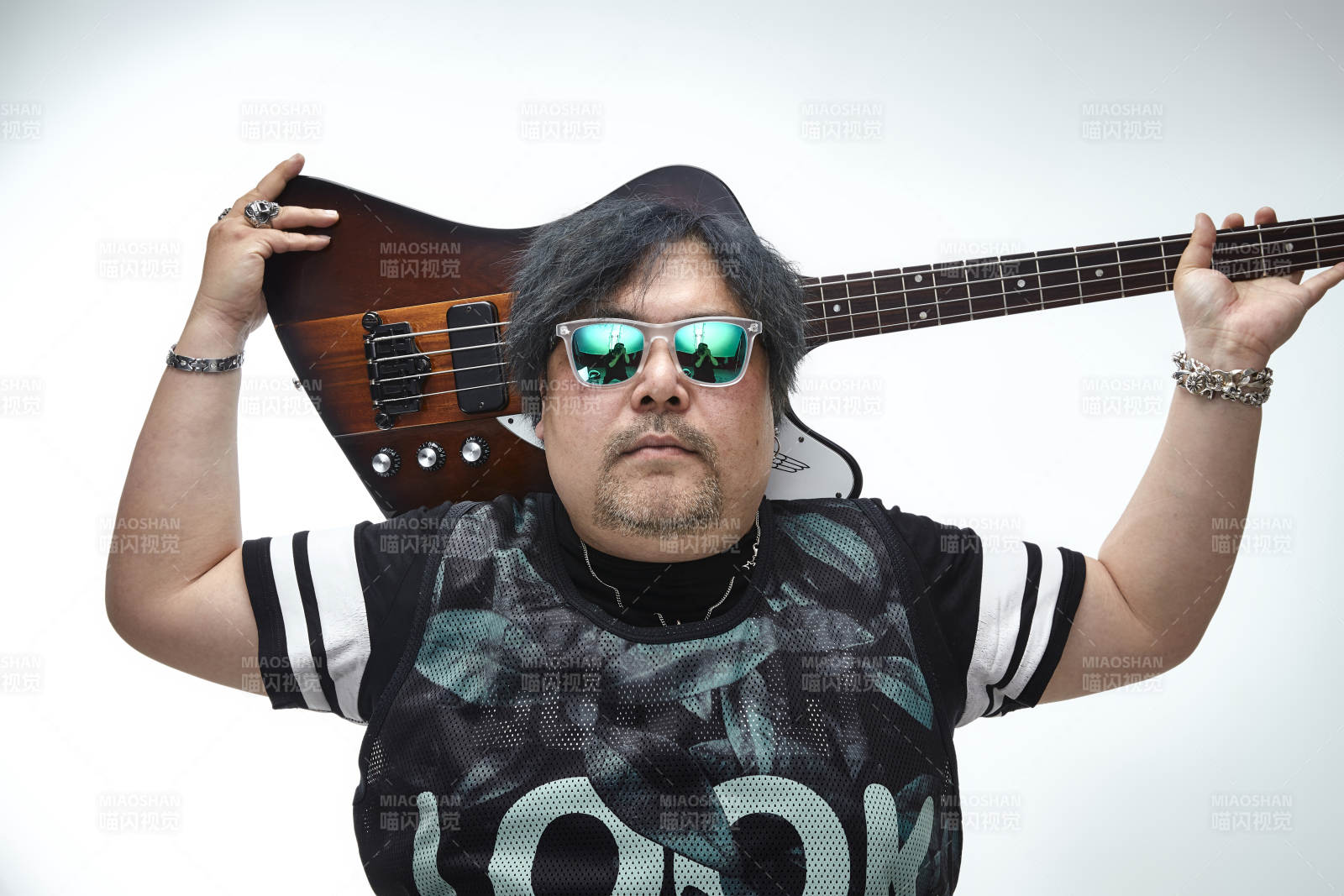 手持贝斯.低音吉他展示演奏的男性乐手人像图片