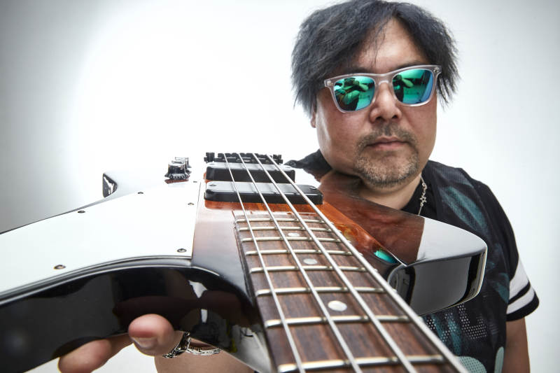 手持贝斯.低音吉他展示演奏的男性乐手人像图片