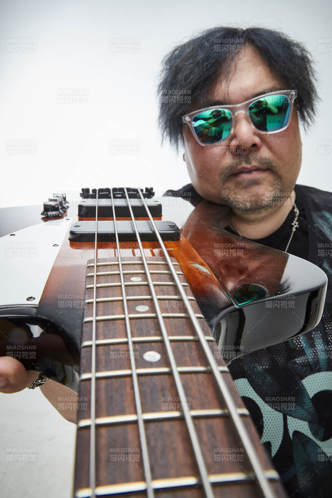 手持贝斯.低音吉他展示演奏的男性乐手人像图片