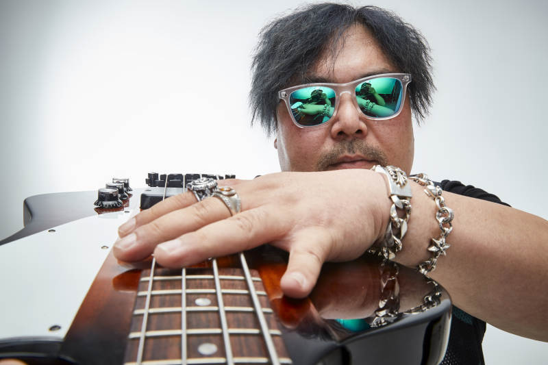 手持贝斯.低音吉他展示演奏的男性乐手人像图片