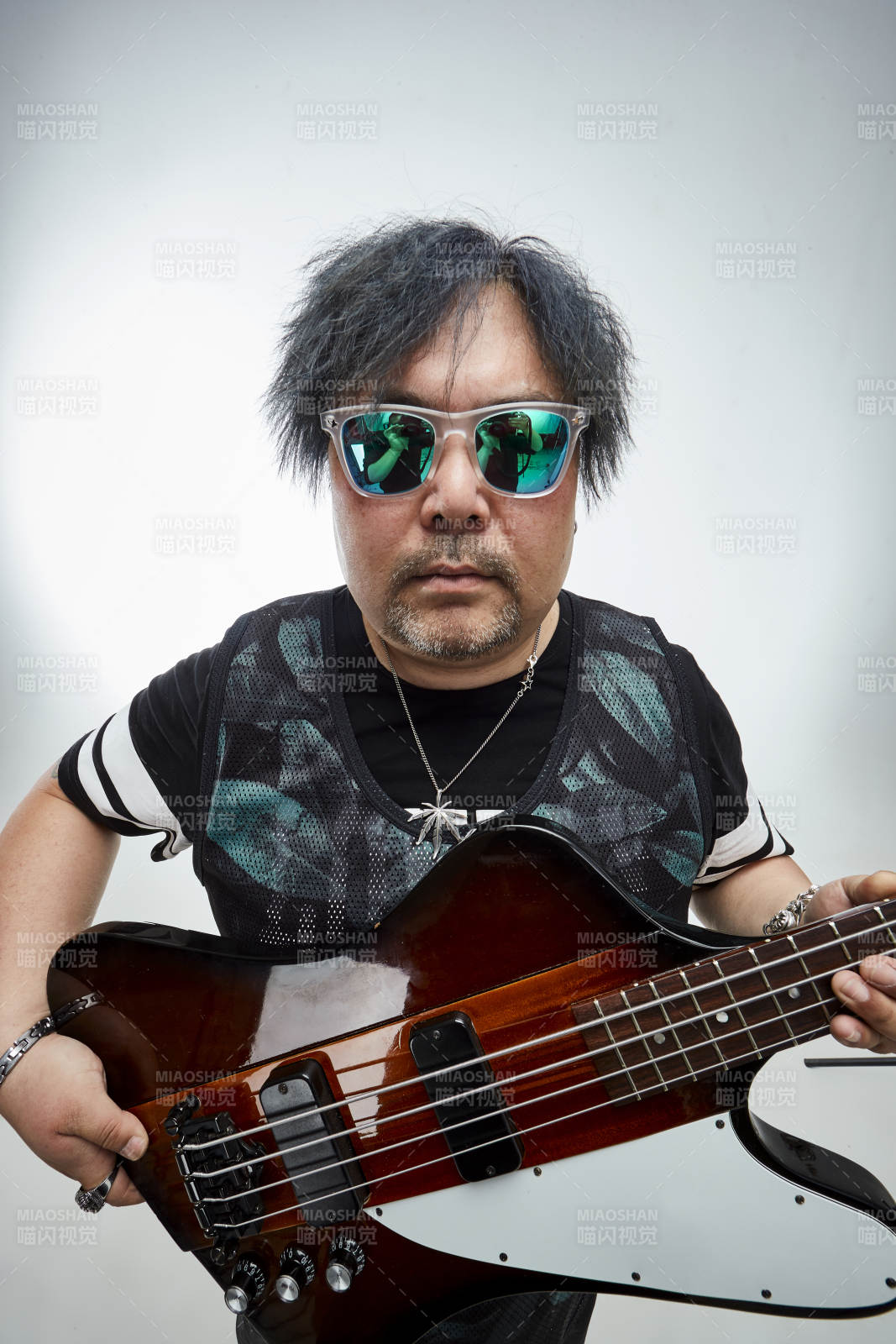 手持贝斯.低音吉他展示演奏的男性乐手人像图片