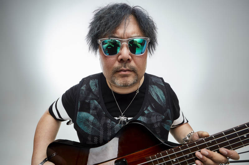 手持贝斯.低音吉他展示演奏的男性乐手人像图片