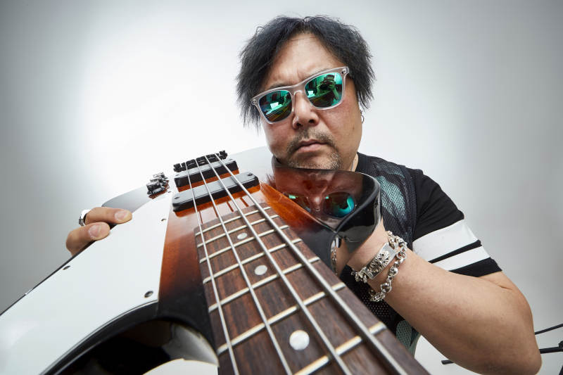 手持贝斯.低音吉他展示演奏的男性乐手人像图片