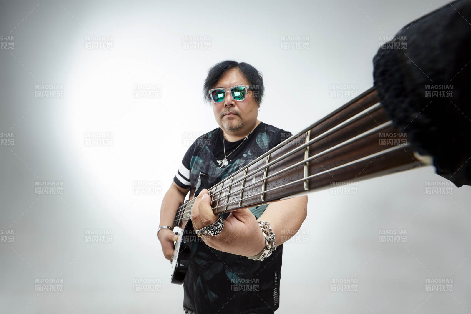 手持贝斯.低音吉他展示演奏的男性乐手人像图片