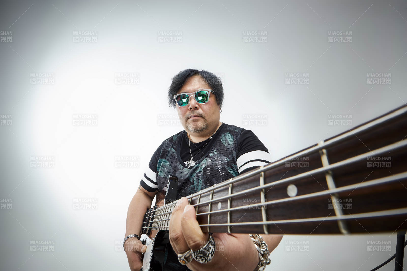 手持贝斯.低音吉他展示演奏的男性乐手人像图片