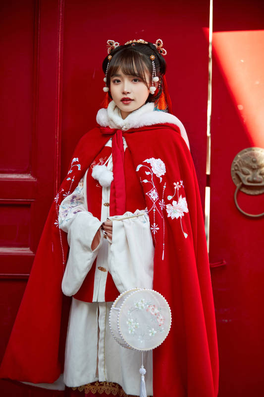 身穿喜庆汉服在古城游玩的少女图片