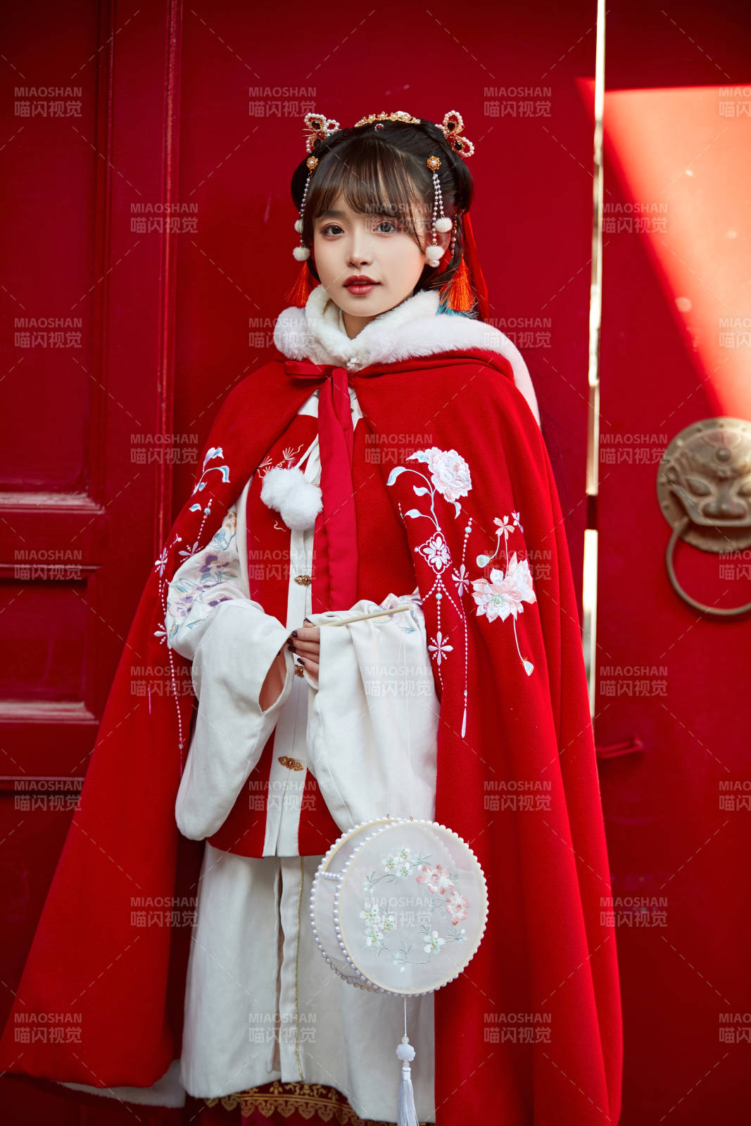 身穿喜庆汉服在古城游玩的少女图片