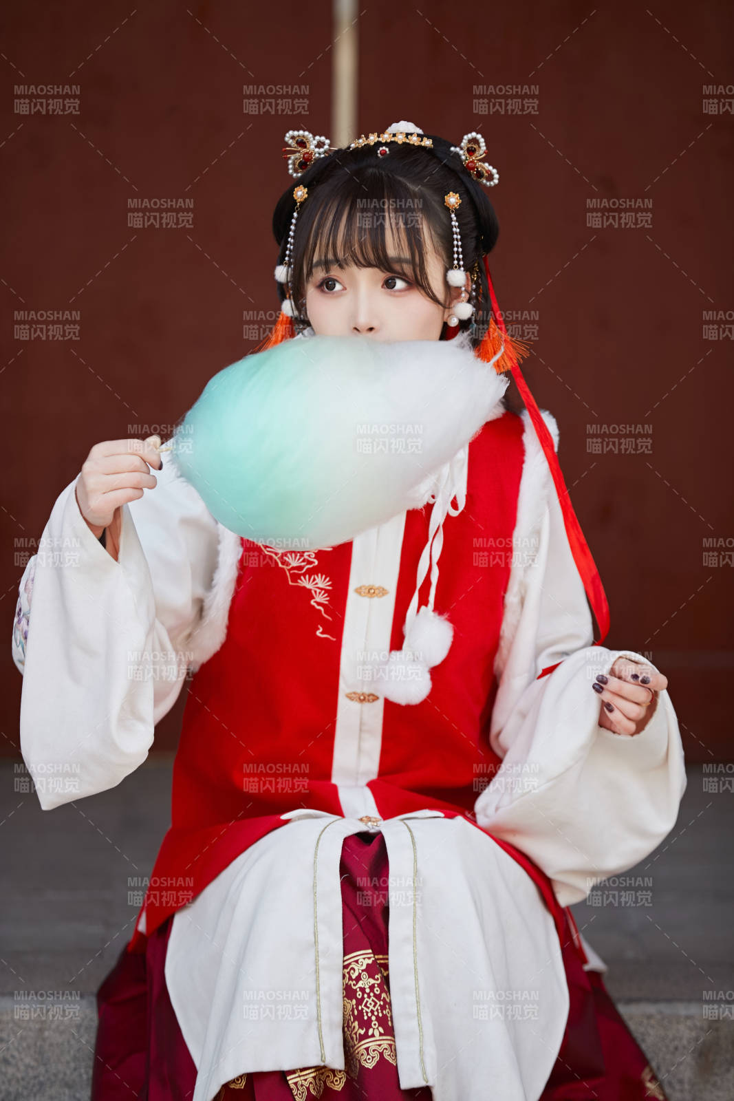 身穿喜庆汉服吃棉花糖的少女图片