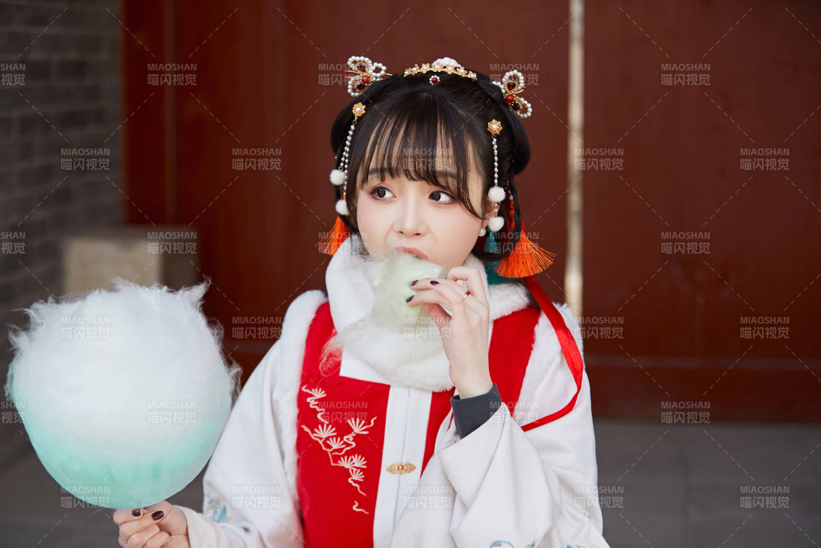 身穿喜庆汉服吃棉花糖的少女图片