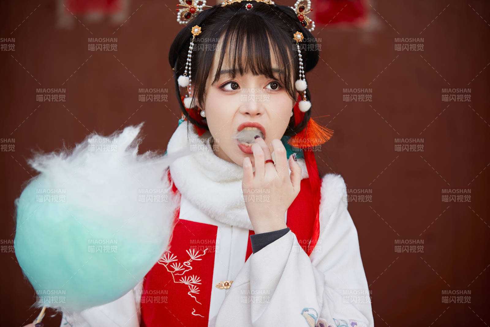 身穿喜庆汉服吃棉花糖的少女图片