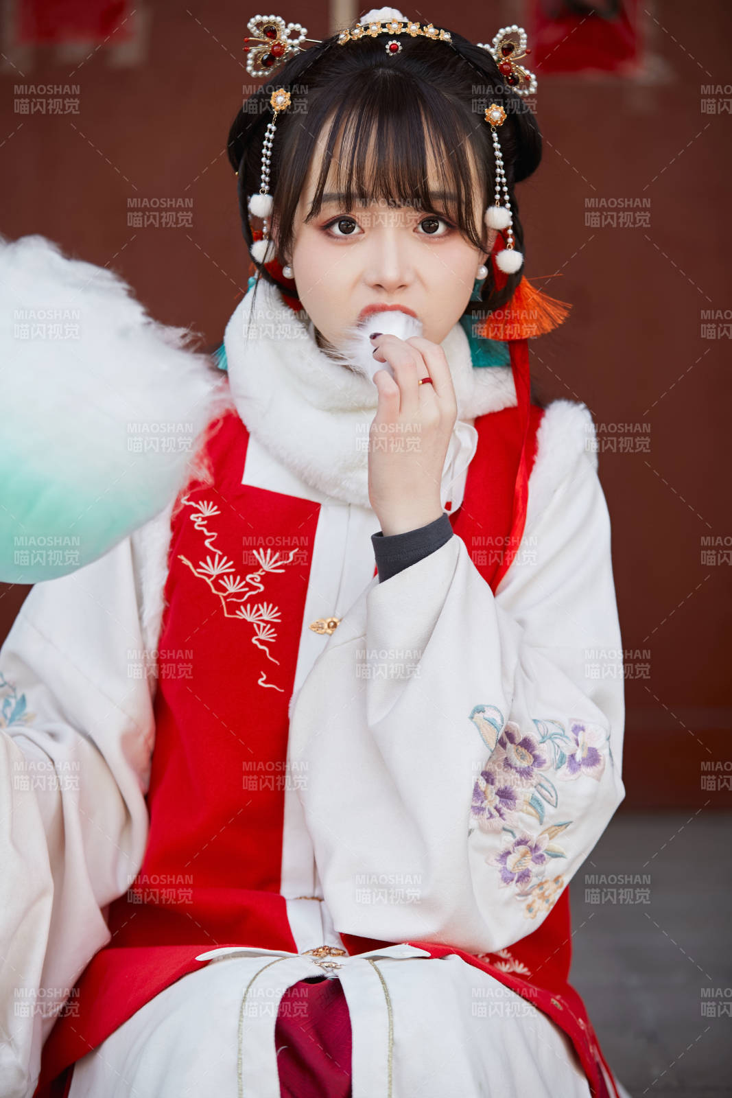 身穿喜庆汉服吃棉花糖的少女图片