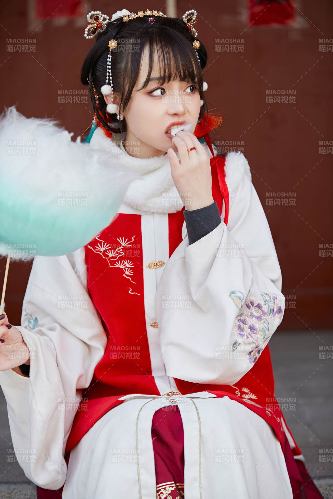 身穿喜庆汉服吃棉花糖的少女图片